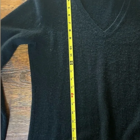 Ply Cashmere 100% Cashmere Black V-necklace sweater, size L - Picture 4 of 6